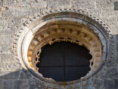 Al di sopra della soglia d�accesso, a interrompere la mancanza di apparati decorativi della parete, vi � un piccolo rosone circolare, anch�esso rifinito da due cornici concentriche